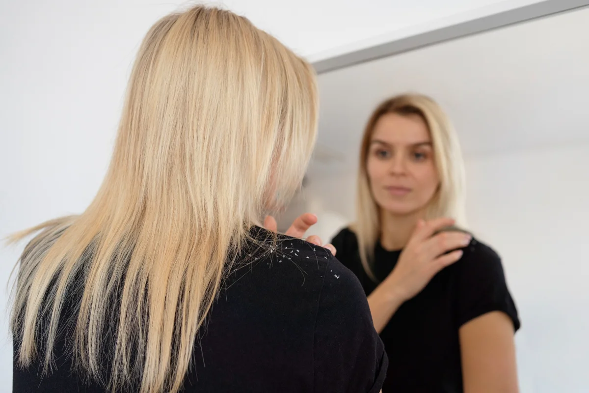  kobieta_przeglada_sie_w_lustrze