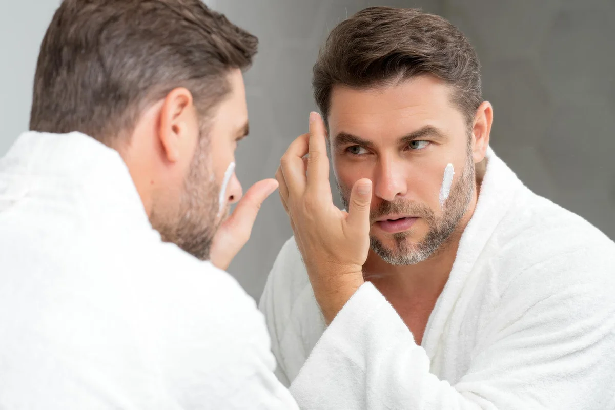 mezczyzna_naklada_krem_na_twarz